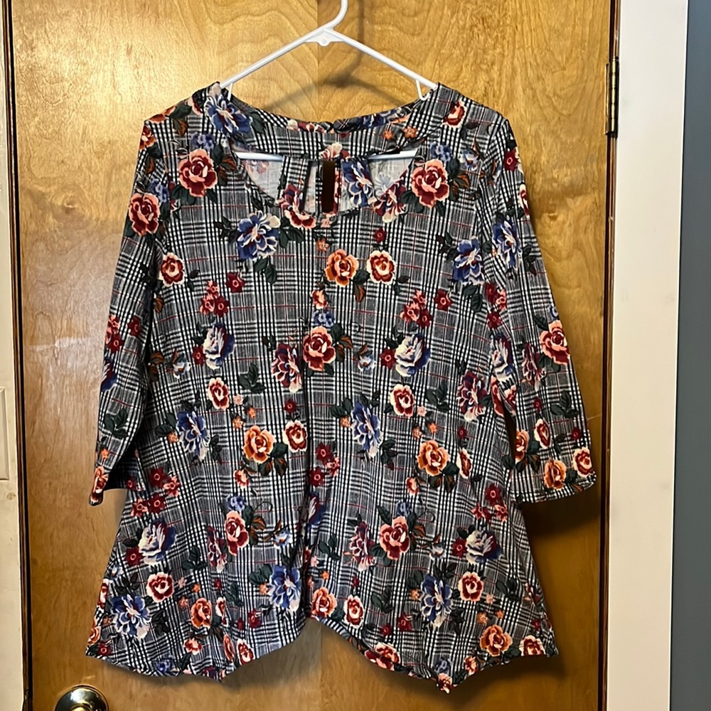 M top with cut out neck design